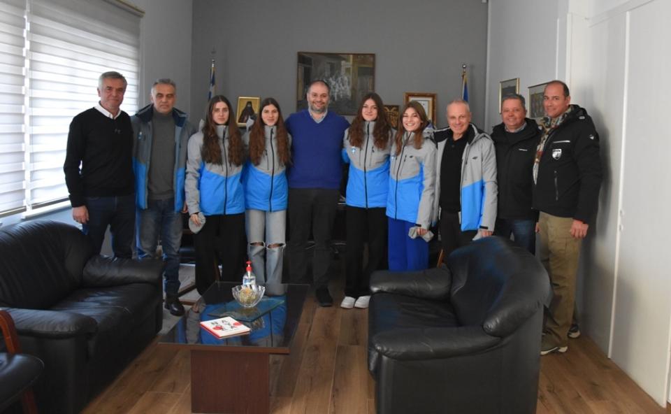 Επίσκεψη αθλητριών ΕΟΣ Νάουσας στο δημαρχείο της πόλης