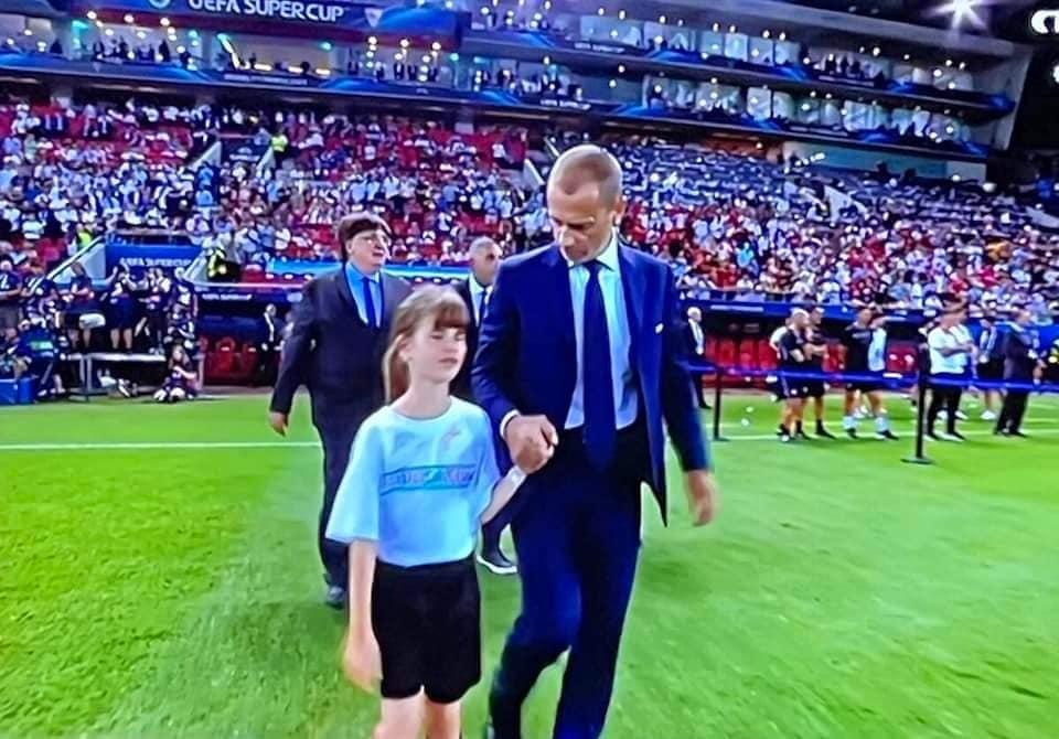 Συγκίνησε η 10χρονη από τη Βέροια στον τελικό του UEFA Super Cup!