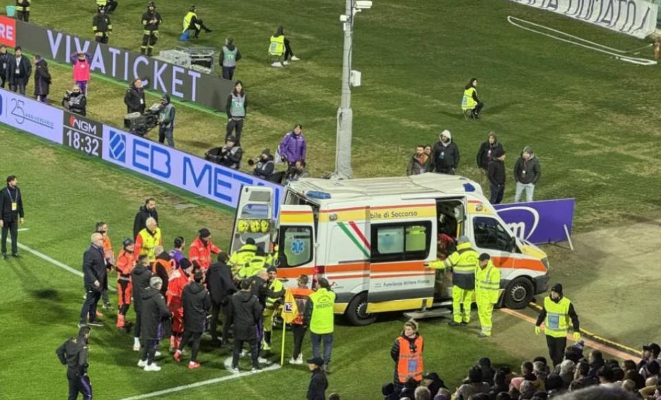 ΣΟΚ στο Φιορεντίνα-Ίντερ: Κατέρρευσε στο γήπεδο ο Μποβέ-Διακόπηκε ο αγώνας