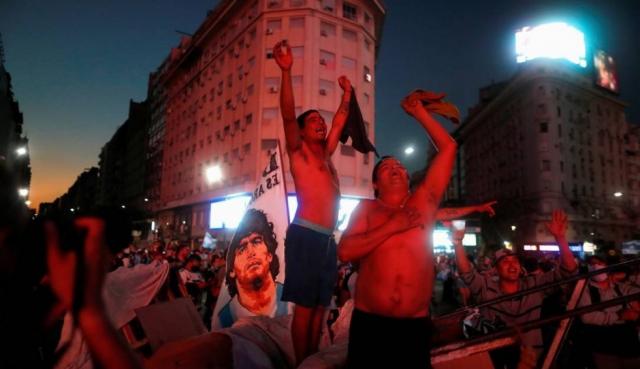 Παγκόσμιος θρήνος για τον Μαραντόνα: Ξενύχτι στην Αργεντινή και στη Νάπολη