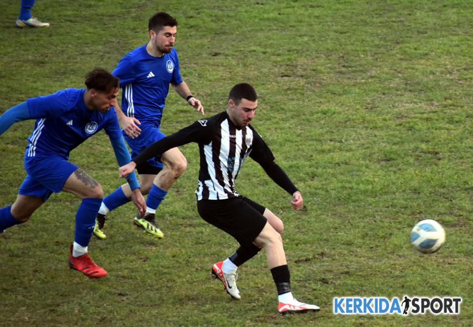 Νέα γκέλα για τη Νάουσα και ισοπαλία 1-1 με το Μακροχώρι (φωτορεπορτάζ)