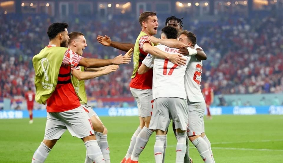 Ματσάρα και πρόκριση της Ελβετίας επί της Σερβίας - Νίκησε τη Βραζιλία αλλά αποκλείστηκε το Καμερούν!