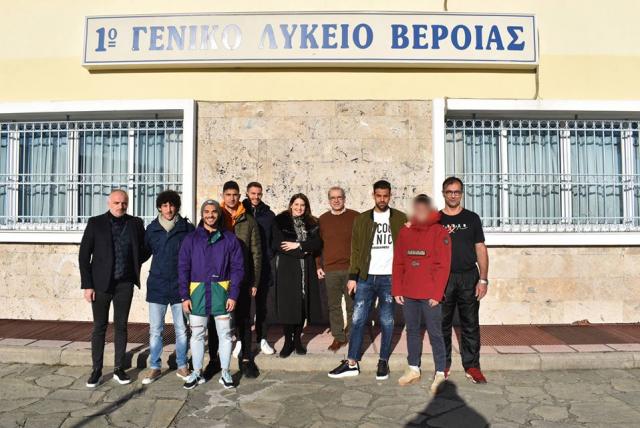 ΒΕΡΟΙΑ: Μοίρασαν εισιτήρια σε σχολεία