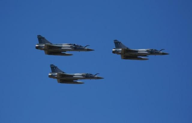 25η ΜΑΡΤΙΟΥ: Μαχητικά αεροσκάφη Mirage και στρατιωτικά ελικόπτερα πέταξαν στο Σύνταγμα