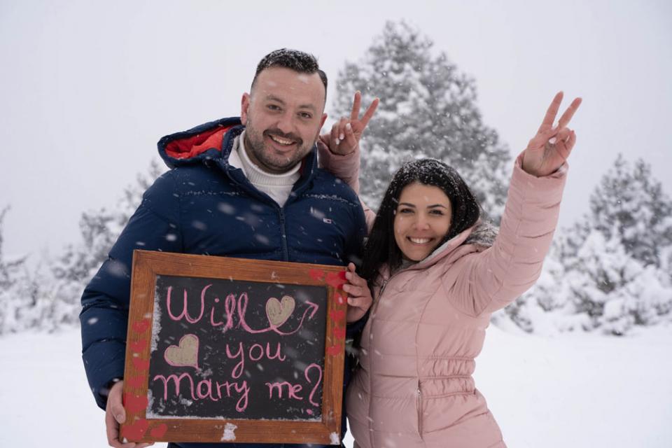 «Παραμυθένια» πρόταση γάμου του προέδρου του Φίλιππου Βέροιας Volleyball στο χιονισμένο Σέλι