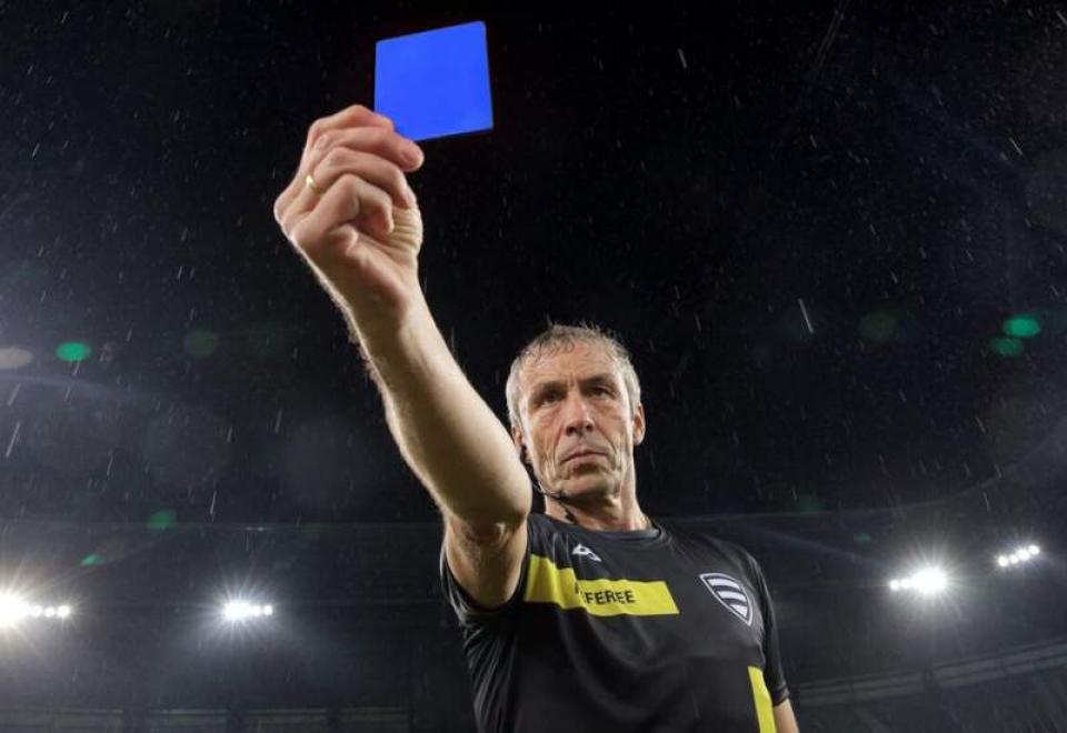 Δοκιμές με μπλε κάρτες και δεκάλεπτη αποβολή στο ποδόσφαιρο!