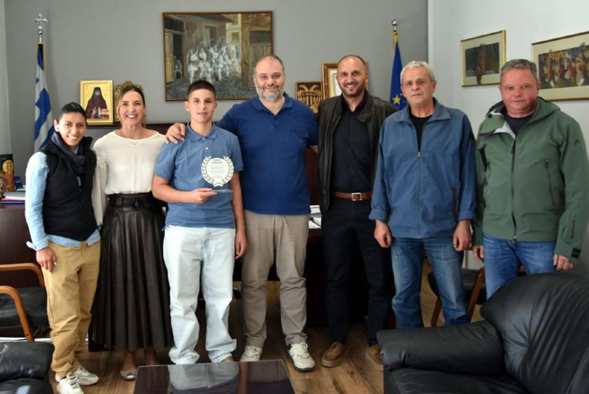Ο Δήμαρχος Νάουσας βράβευσε τον Νικόλα Λεφούση για την κατάκτηση του Κυπέλλου Ελλάδας Αλπικών Αγωνισμάτων 2026