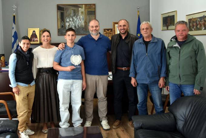 Ο Δήμαρχος Νάουσας βράβευσε τον Νικόλα Λεφούση για την κατάκτηση του Κυπέλλου Ελλάδας Αλπικών Αγωνισμάτων 2026