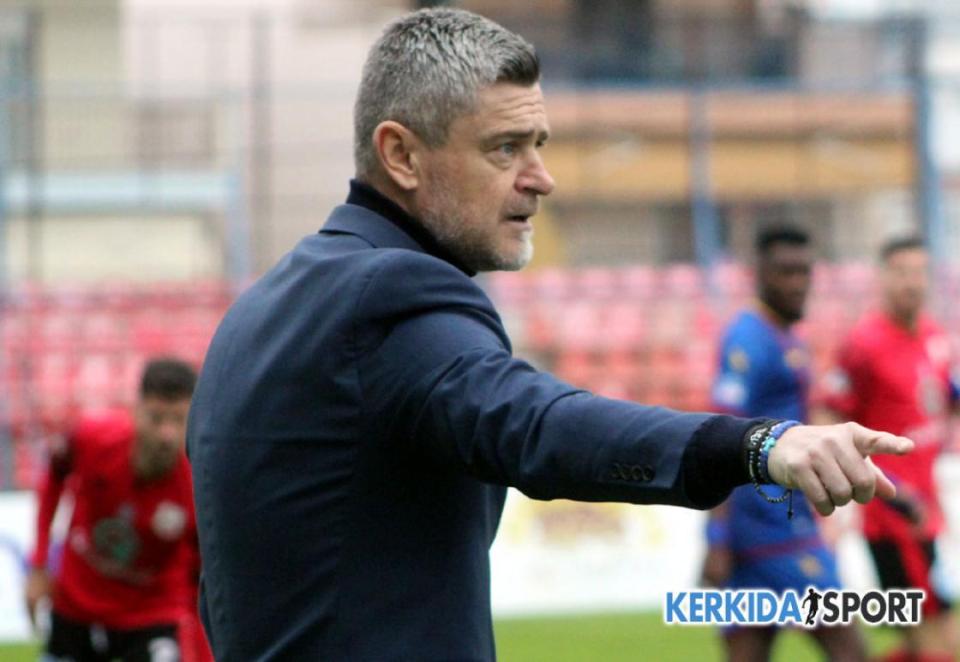 Κοντά σε πάγκο ομάδας της SL2 ο Παύλος Δερμιτζάκης