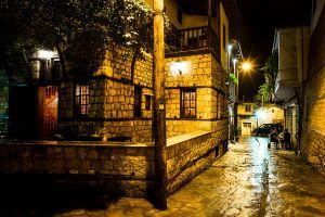 Βγαίνει από την αφάνεια…