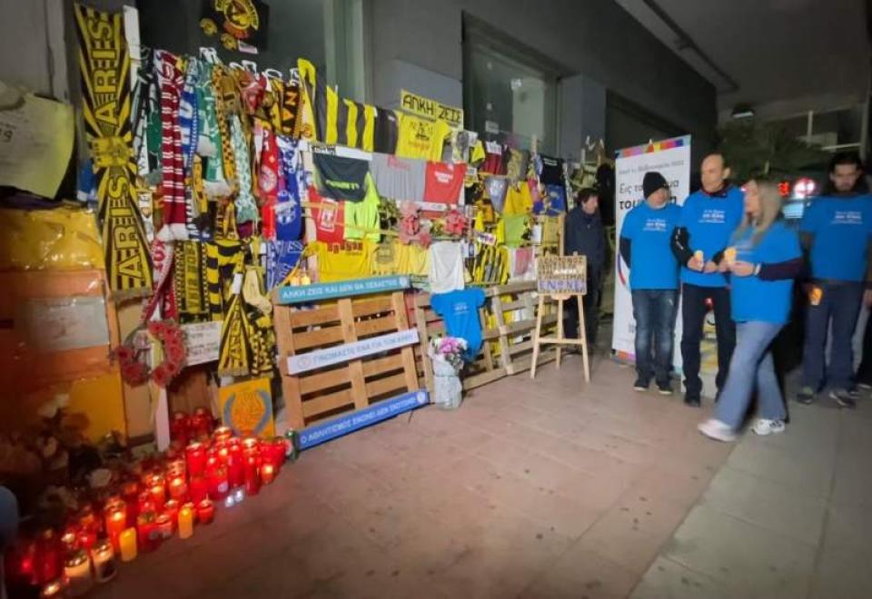 Δύο χρόνια από τη δολοφονία του Άλκη Καμπανού - Άναψαν 19 κεριά στο σημείο που ξεψύχησε (video)