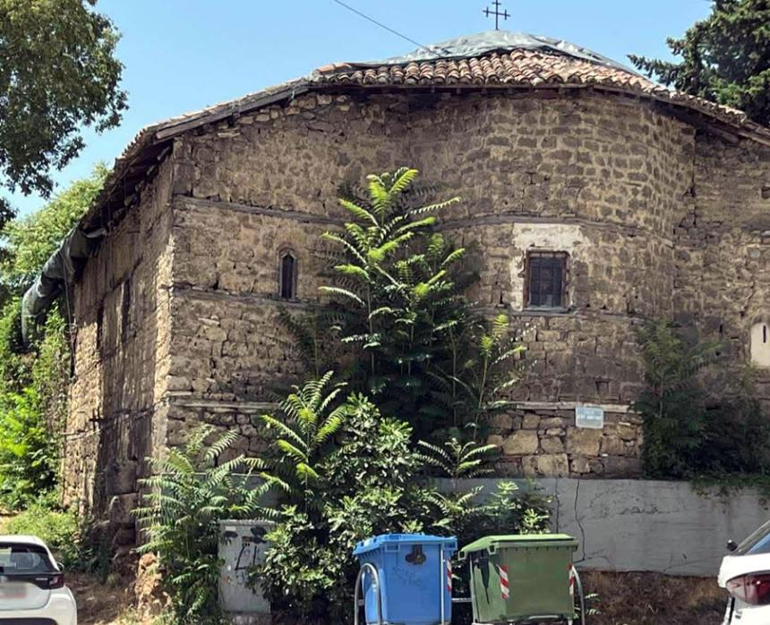 Εικόνα εγκατάλειψης στον Ι.Ν. Αγίου Δημητρίου Βέροιας: Βλάστηση και κάδοι αλλοιώνουν το ιστορικό μνημείο!