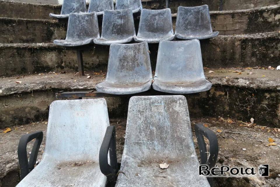 Ξήλωσαν τα φθαρμένα πλαστικά καθίσματα