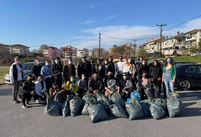 Τα μέλη του Συλλόγου Νεολαίας Βέροιας καθάρισαν και τον Προμηθέα (φωτο)
