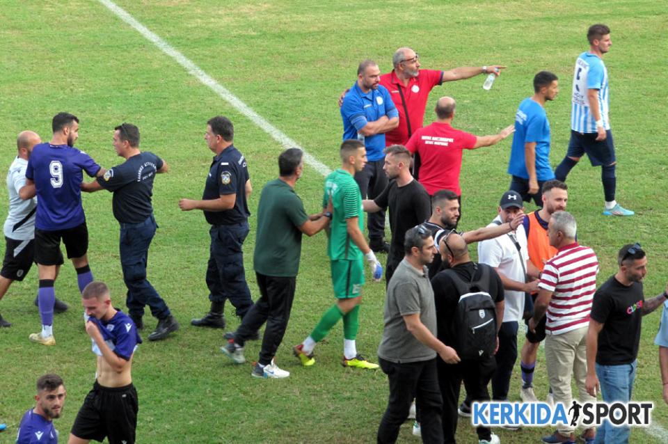 Ένταση στο φινάλε του αγώνα Αγ. Μαρίνα - ΠΑΟΚ Κρηστώνης (φωτο)