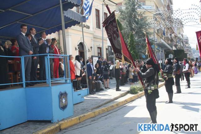 Μαθήματα δημοκρατίας από τους Βεροιώτες στην παρέλαση της 25ης Μαρτίου (φωτο)