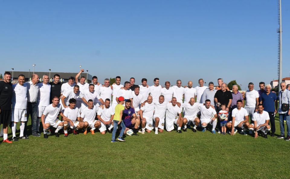 Συγκίνηση στον ποδοσφαιρικό αγώνα Παλαιμάχων στη Νάουσα (φωτο - βίντεο)