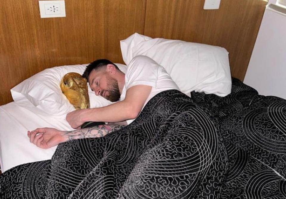 Κοιμήθηκε αγκαλιά με το τρόπαιο του Μουντιάλ ο Λιονέλ Μέσι!