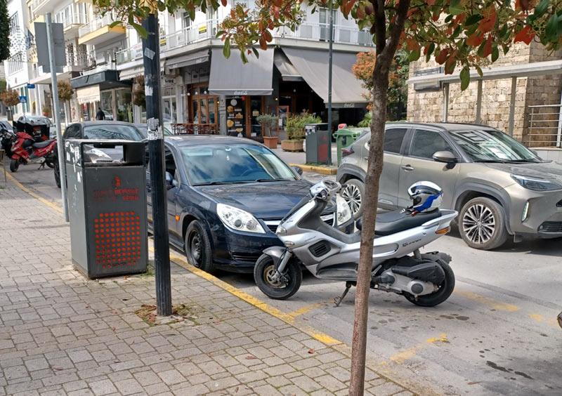 Βέροια: Παράνομο παρκάρισμα σε θέσεις δικύκλων