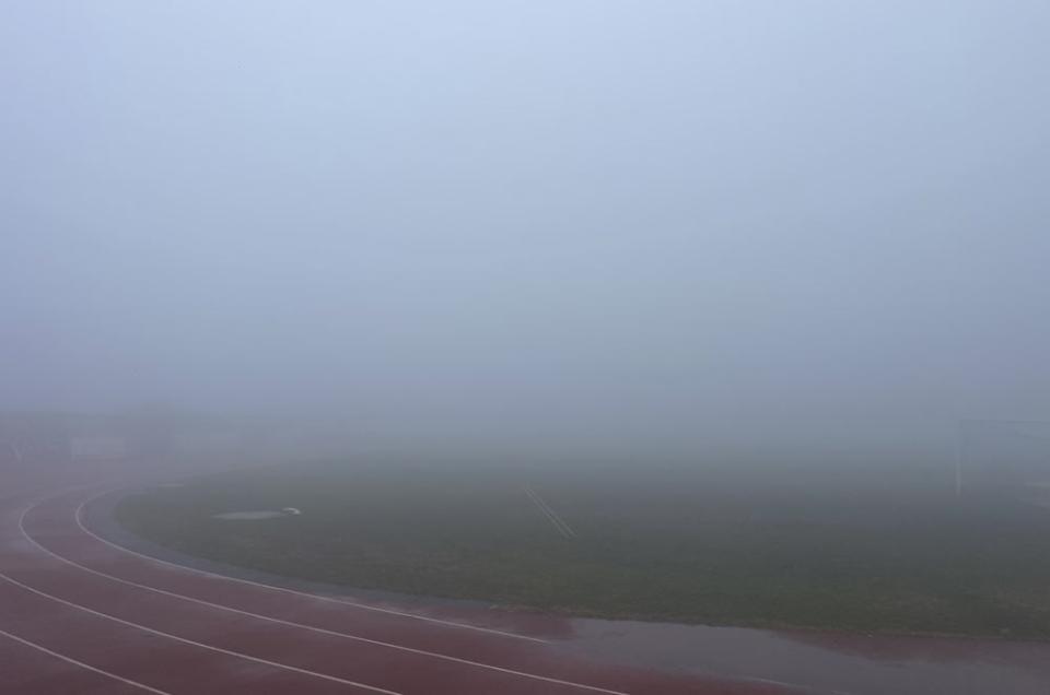 Πέπλο ομίχλης σκέπασε το γήπεδο της Νάουσας! (φωτο)