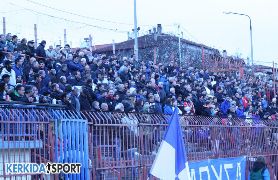 Γεμάτες οι κερκίδες του ΔΑΚ Νάουσας στο μεγάλο ντέρμπι (φωτο)